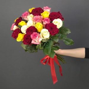 buket-25-raznotsvetnykh-roz-(60sm)-1